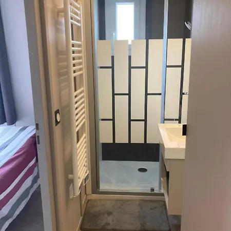 Chalet Chaleureux Tout Confort Dans Domaine Avec Piscine Au Coeur Des Landes Bord De Lac Avec Plage Amenagee شاليه