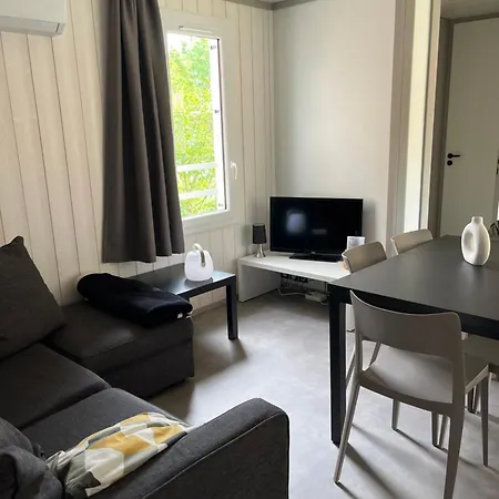 Chalet Chaleureux Tout Confort Dans Domaine Avec Piscine Au Coeur Des Landes Bord De Lac Avec Plage Amenagee شاليه